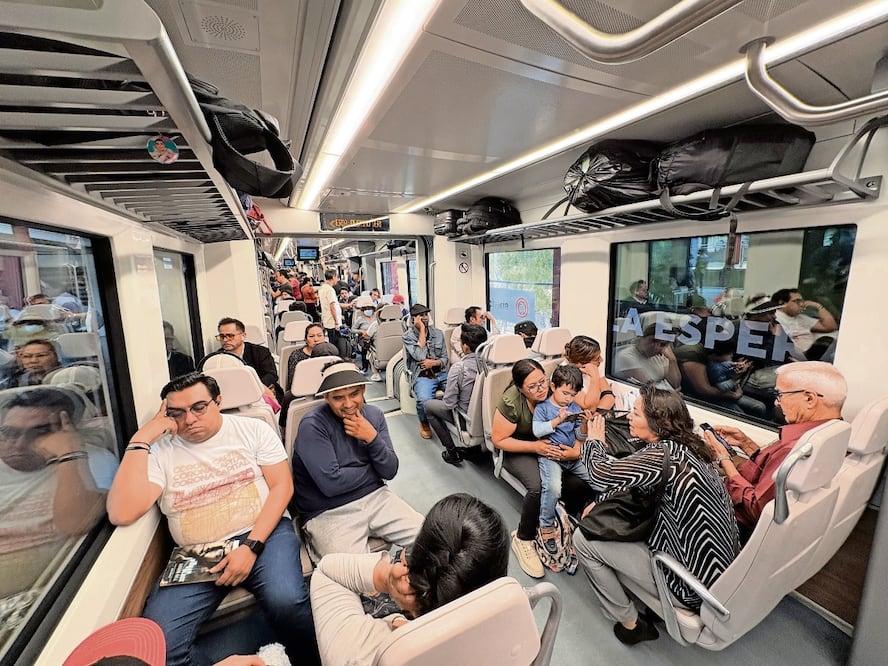 Además de la tardanza en el paso de los trenes, usuarios acusan que algunos no tienen aire acondicionado y cuando van llenos no se puede respirar bien. Foto: Arturo Contreras / EL UNIVERSAL