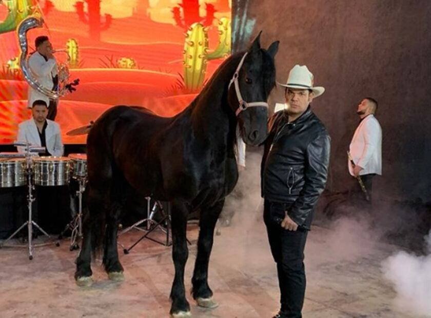 Marco Flores, de la Banda Jerez, posa junto al cabello con el que se accidentó ayer.
Foto: Instagram
