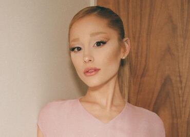 Ariana Grande derrocha elegancia con traje de falda Versace