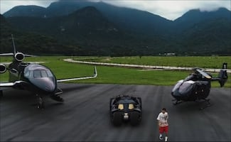Neymar y su colección de lujo de Batman que incluye un avión privado, un helicóptero y un 'Batimóvil'