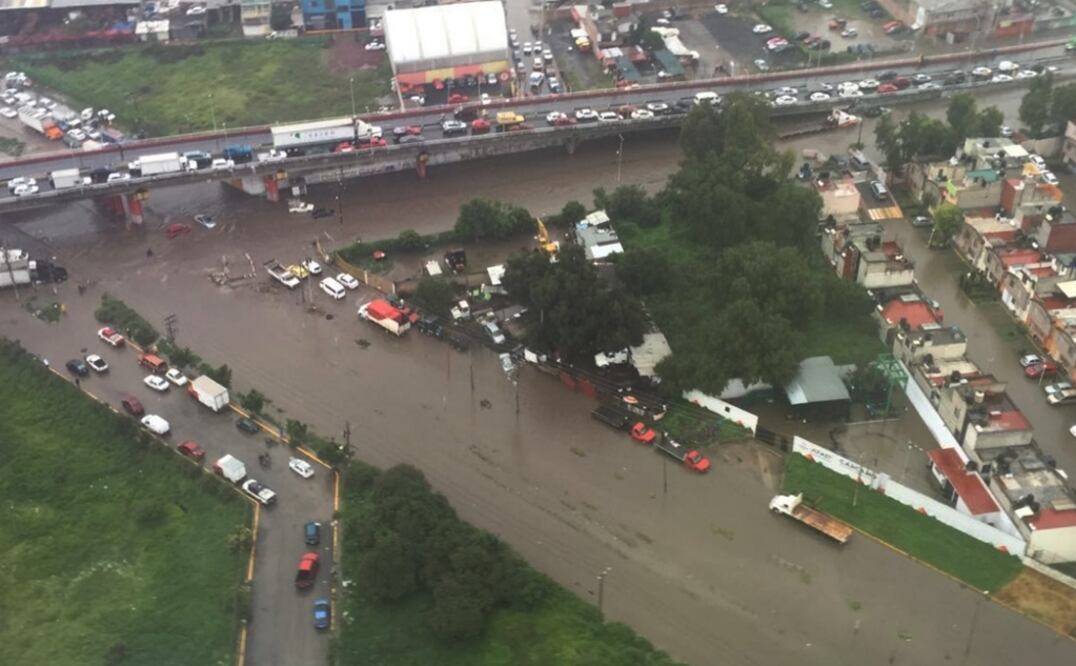 Calles de colonias del municipio de Tultitlán ubicadas en las faldas de la Sierra de Guadalupe se convirtieron en ríos, al igual que la vía López Portillo, luego de la intensa lluvia que provocó el desbordamiento de un canal de aguas negras. Foto @GrupoRelampagos