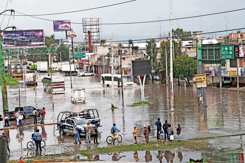 San Mateo Atenco registró una gran inundación, lo que afectó el tránsito y dejó varadas a muchas personas. (JORGE ALVARADO. EL UNIVERSAL)