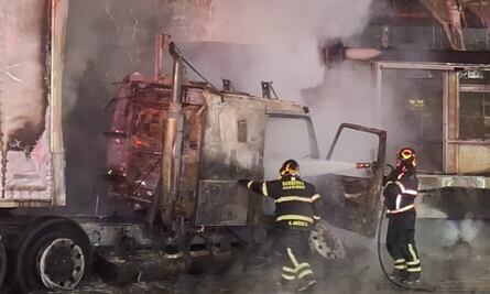 Choca tráiler contra la estación San Lázaro del Metrobús L5 y provoca incendio