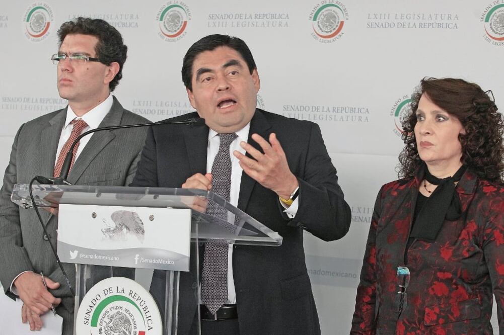 Miguel Barbosa, coordinador de la bancada del PRD, acompañado por la vicecoordinadora del grupo, Dolores Padierna, y por Armando Ríos Piter (LUCÍA GODÍNEZ. EL UNIVERSAL)