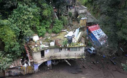 Rescatan cuerpos de tres personas tras desgajamiento de cerro en Jilotzingo, Estado de México