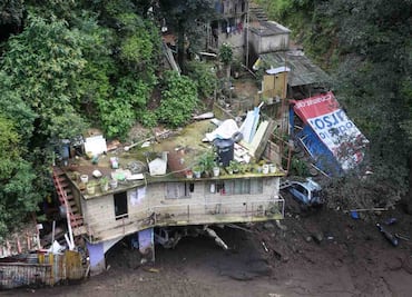 Rescatan cuerpos de tres personas tras desgajamiento de cerro en Jilotzingo, Estado de México