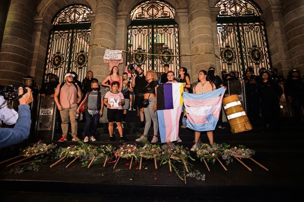 El pasado 12 de junio colectivos trans se manifestaron frente al Congreso local para exigir la aprobación de la llamada Ley Paola Buenrostro. Foto: de Gabriel Pano. El Universal