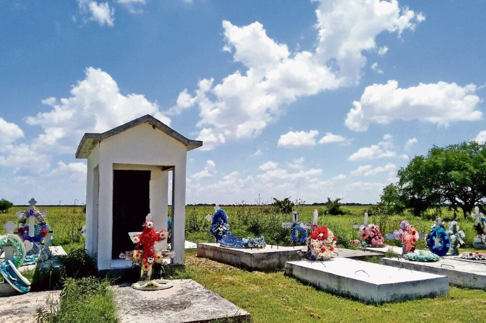 En la carretera 97 que conduce a San Fernando destacan los plantíos de sorgo, pero también múltiples cenotafios y pequeños e improvisados panteones flanqueando el camino (FOTOS: MELVA FRUTOS. EL UNIVERSAL)