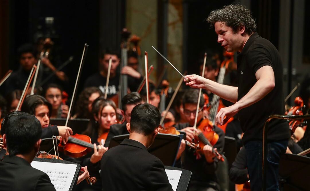 El director Gustavo Dudamel realizó un ensayo abierto con jóvenes de diversas escuelas de música, en el Palacio de Bellas Artes. FOTO: DIEGO SIMÓN SÁNCHEZ/ EL UNIVERSAL