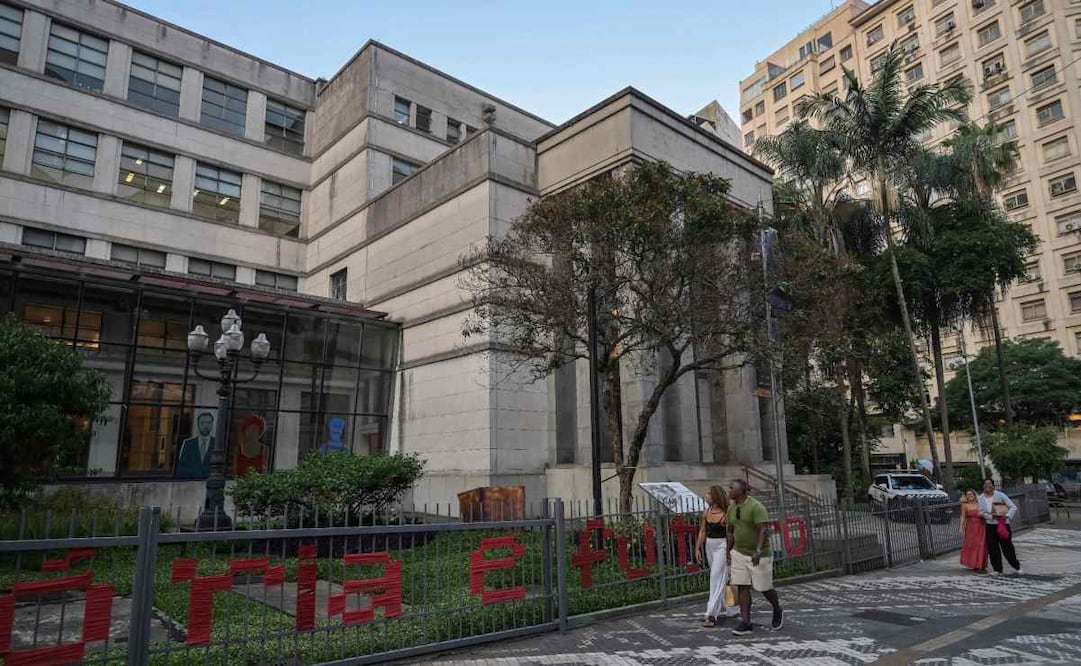 Personas caminan frente a la Biblioteca Pública Mario de Andrade en el centro de São Paulo, Brasil, el 7 de diciembre de 2025. Ocho grabados del artista francés Henri Matisse fueron robados de una biblioteca en São Paulo, informó el domingo el gobierno de la ciudad brasileña. Foto: AFP