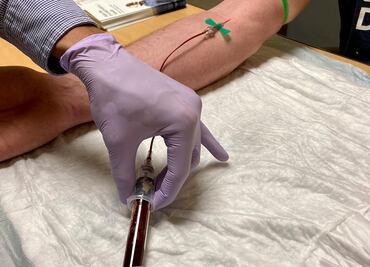 Canadá pone fin a polémicas restricciones para que personas homosexuales puedan donar sangre