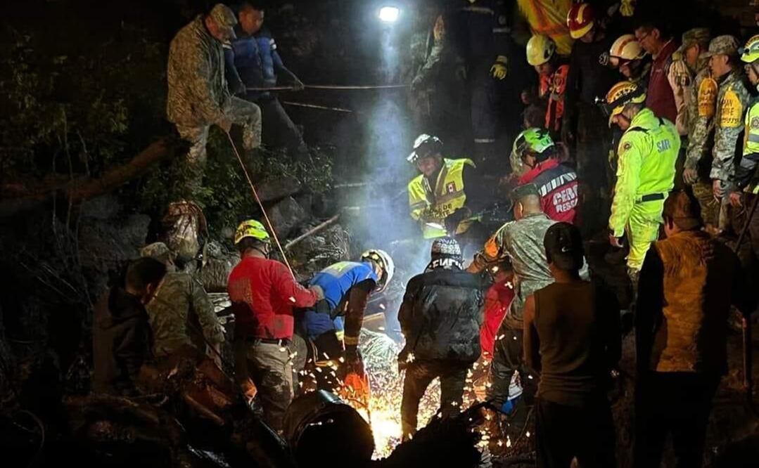 Zona de desastre en Jilotzingo tras deslave de un cerro en San Luis Ayucan. Foto: Sedena