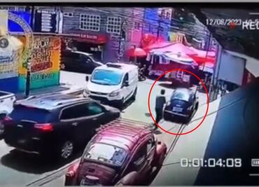 Menor aprende a manejar en un vocho y lo estrella contra tianguis de la GAM; deja 4 lesionados, VIDEO