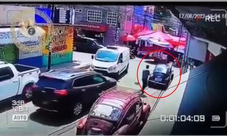 Menor aprende a manejar en un vocho y lo estrella contra tianguis de la GAM; deja 4 lesionados, VIDEO