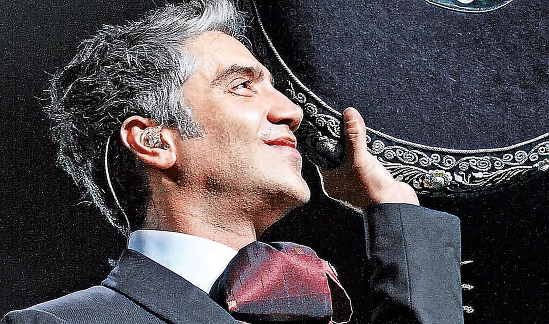 Fernández, quien salió al escenario con el típico traje de charro en negro con herrajes en plata, para cantar "Donde vas tan solo" (ARCHIVO. EL UNIVERSAL)