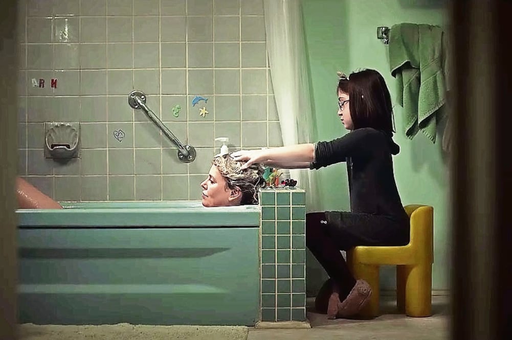 En Tully  Charlize Theron se arriesga con un papel exigente (CORTESÍA)