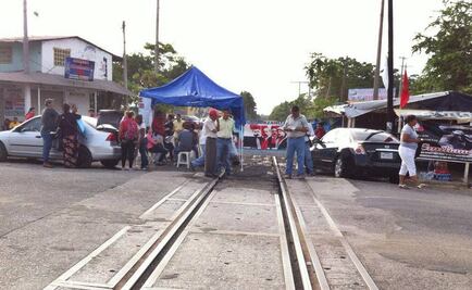 CNTE bloquea vías del tren en Michoacán