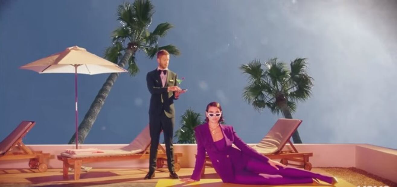 Para 2018, la cantante lanzó “One Kiss”, sencillo que la puso en la mira mundial como ícono de la moda