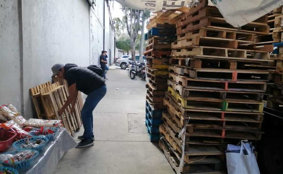 Alcaldía de Azcapotzalco continua retirando tarimas. Foto: Especial