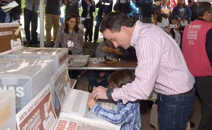 Mikel Arriola emite su voto; asegura que respetará resultado de elección