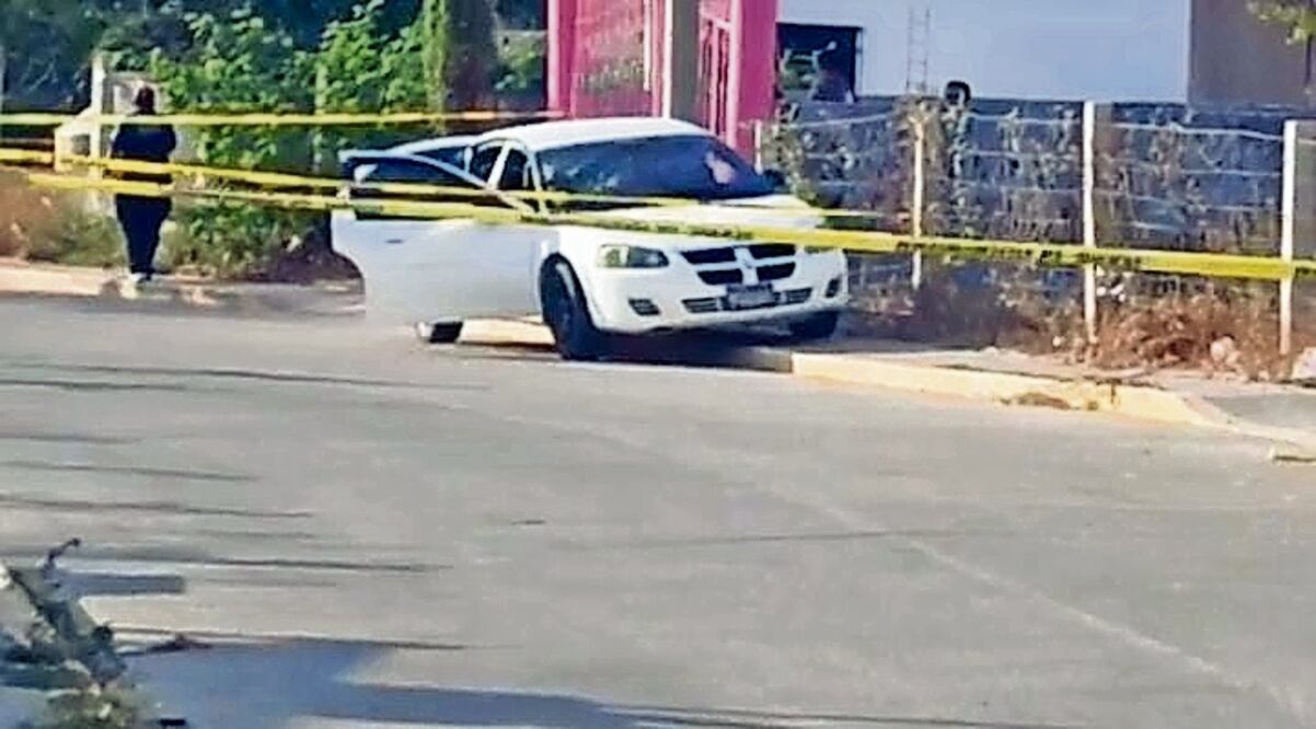 El director policiaco se encontraba dentro de su vehículo color blanco cuando fue atacado en diversas ocasiones con disparos de arma de fuego. Foto: Especial