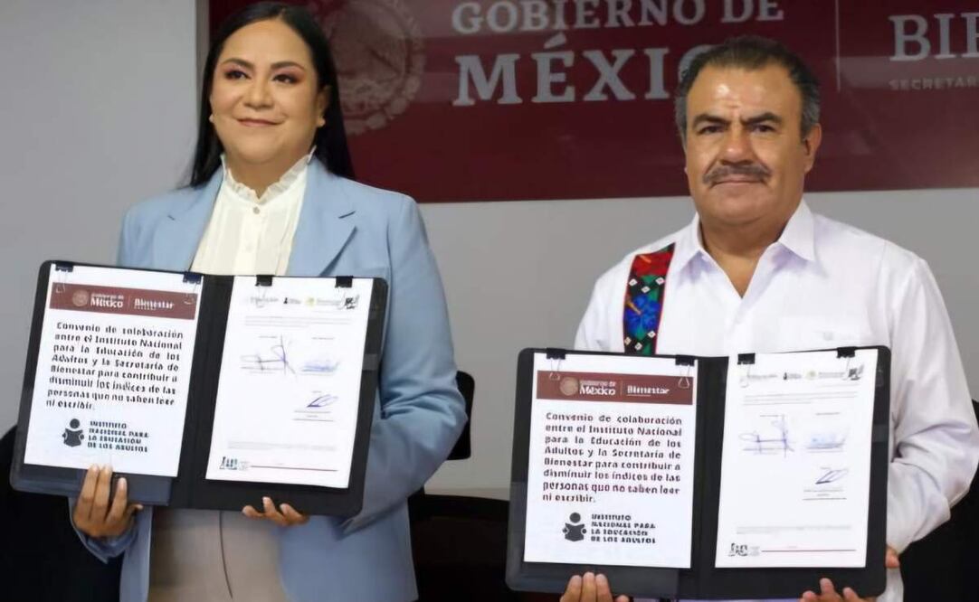 Secretaría de Bienestar. Ariadna Montiel y  Jesús Valencia Guzmán, director del INEA firman convenio para la alfabetización de Adultos Mayores y Personas con Discapacidad. Foto: Especial