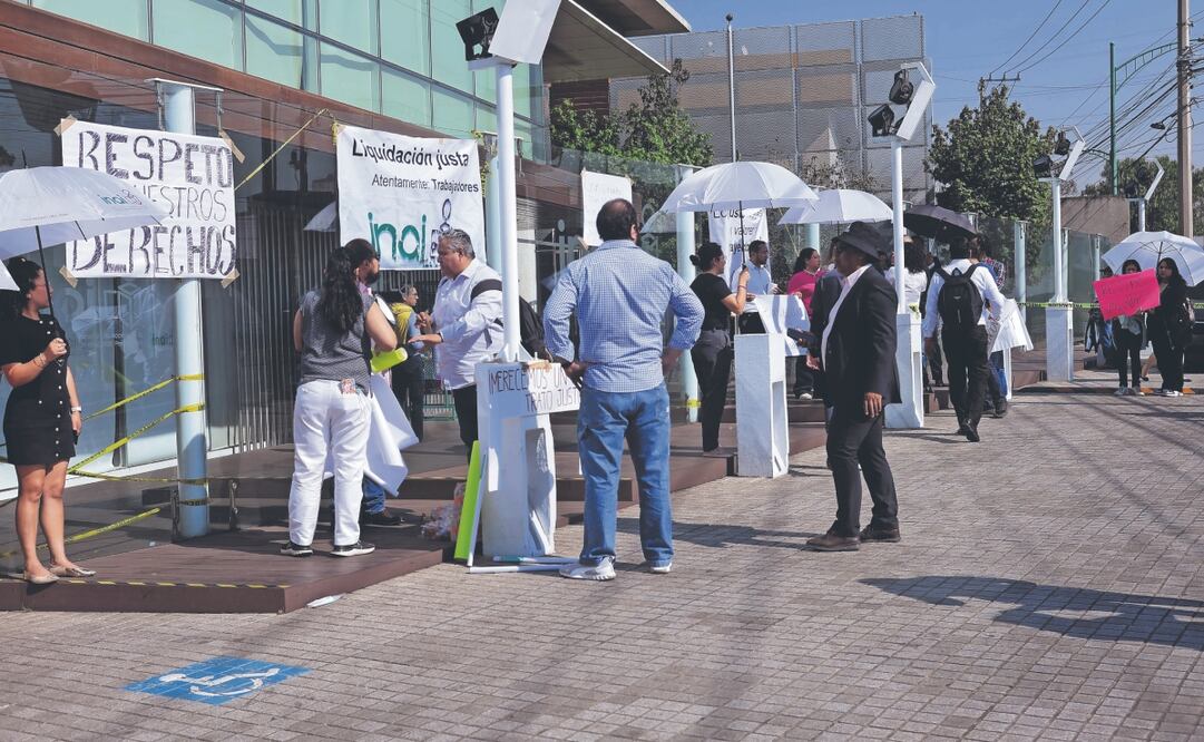 Los trabajadores del Inai bloquearon el acceso a ese instituto autónomo y posteriormente cerraron la circulación vehicular sobre la avenida Insurgentes Sur, ocasionando un caos vial a la altura del centro comercial Perisur. FOTO: FERNANDA ROJAS. EL UNIVERSAL