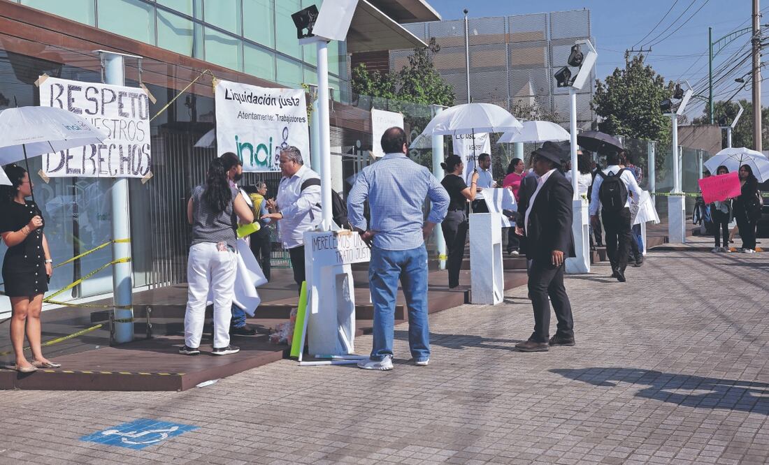 Los trabajadores del Inai bloquearon el acceso a ese instituto autónomo y posteriormente cerraron la circulación vehicular sobre la avenida Insurgentes Sur, ocasionando un caos vial a la altura del centro comercial Perisur. FOTO: FERNANDA ROJAS. EL UNIVERSAL