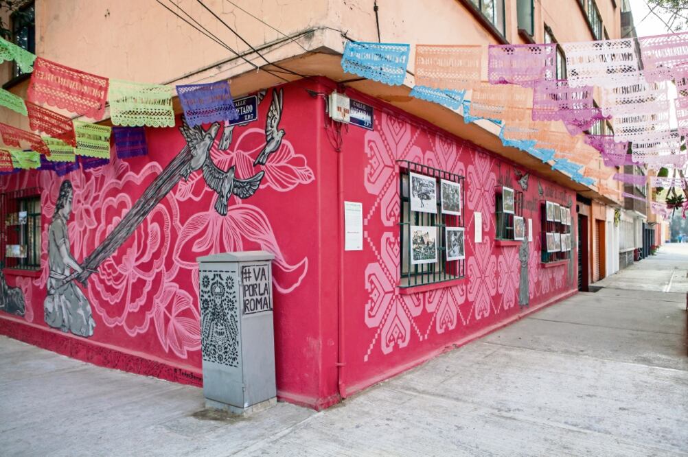 El artista Adrián Cuevas intervino la sede del colectivo Jóvenes Artesanos (esquina de Córdoba y Querétaro), que busca recaudar fondos para crear más murales. (FOTO: CAMILA MATA. EL UNIVERSAL)