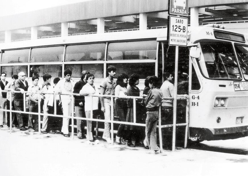 Personas abordando un autobús de la extinta Ruta 100 en el paradero de la estación terminal Universidad de la Línea 3, Foto: Colección Villasana