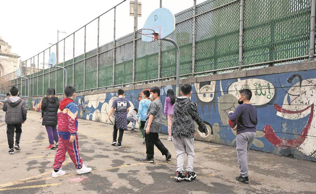 Estudiantes juegan durante el receso en una escuela en Nueva York. La administración de Joe Biden ha luchado por mantener las escuelas abiertas, pese a la pandemia. La salud mental de los niños es una de las razones. Foto: Michael Loccisano/ AP.
