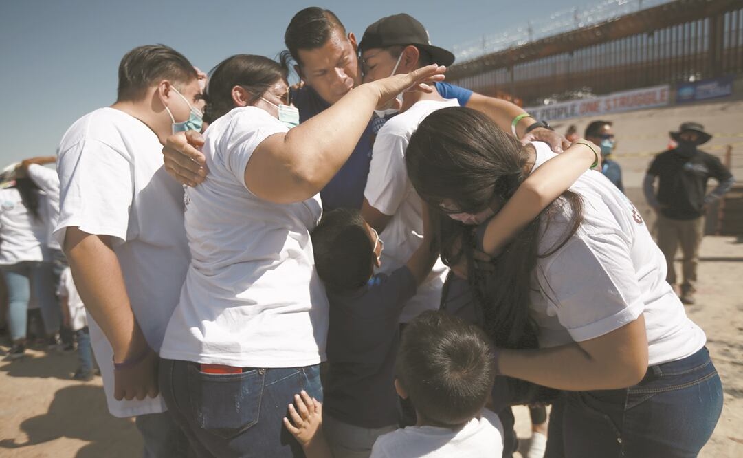 Los migrantes que habitan en Estados Unidos portaron playeras azules y las familias mexicanas playeras blancas. Foto: Christian Torres. EL UNIVERSAL