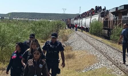 Por tránsito de migrantes en vías, frenan 60 trenes de Ferromex