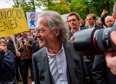 Víctimas de genocidio piden retirar Nobel a Handke