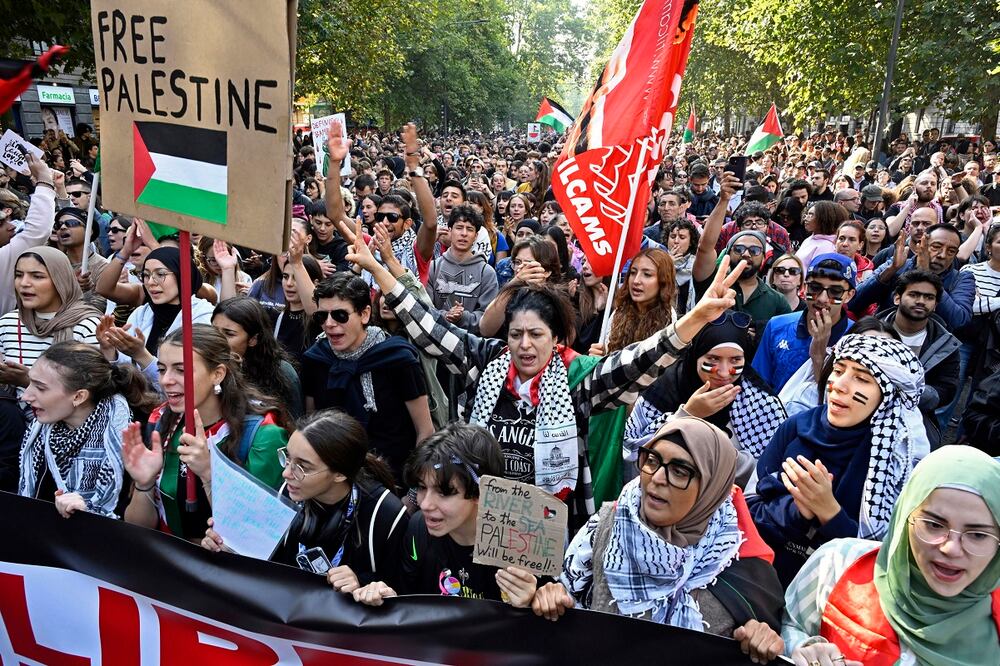 La gente se concentra en la circunvalación de Milán como parte de una huelga general nacional convocada por diferentes organizaciones para protestar contra la interceptación de la Flotilla Global Sumud (GSF) por parte de las fuerzas israelíes, en Milán. Foto: EFE