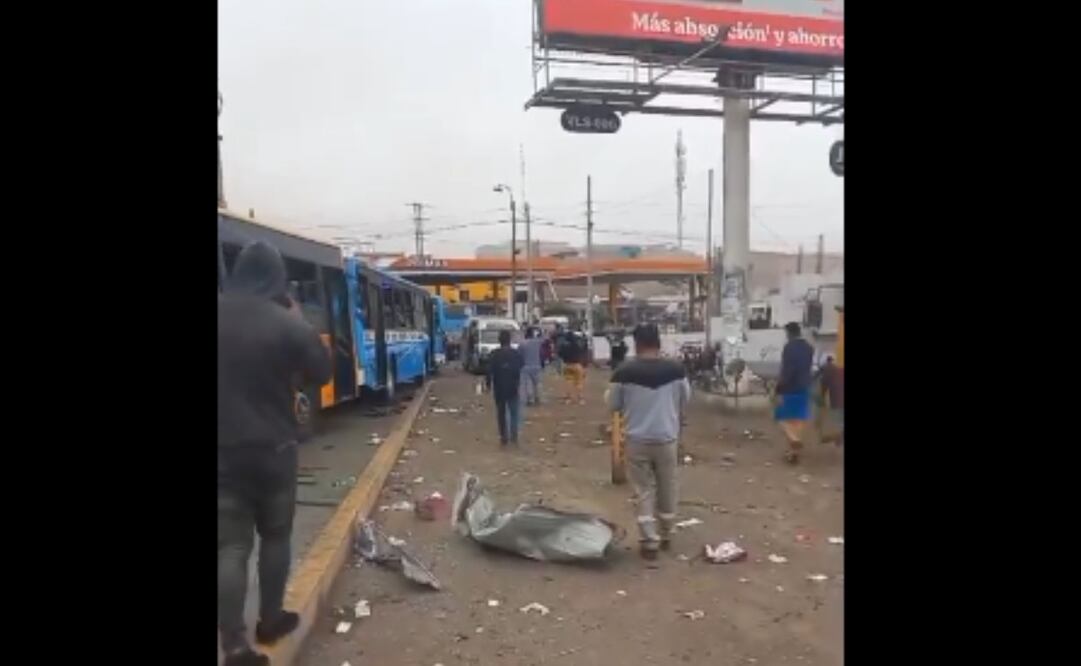 La explosión de un grifo en Lima, la capital peruana, desató el pánico esta tarde y daños en diversos inmuebles, y dejó algunos heridos. Foto: X @AlertaNews24