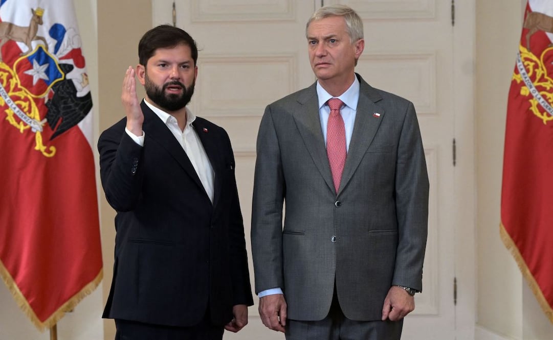 El presidente de Chile, Gabriel Boric (izq.), recibe al presidente electo, José Antonio Kast, en el Palacio de La Moneda, Santiago, el 15 de diciembre de 2025, al día siguiente de la segunda vuelta de las elecciones presidenciales. Chile eligió el domingo a su presidente más derechista en 35 años de democracia, con una contundente victoria del ultraconservador José Antonio Kast sobre su rival izquierdista en la segunda vuelta. Foto: AFP