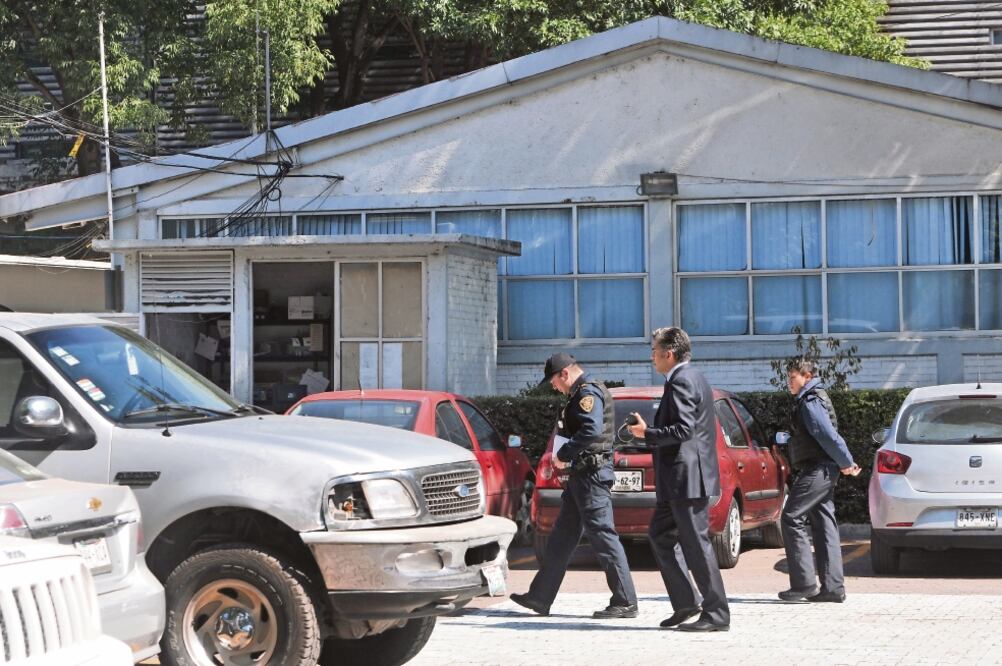 Policías capitalinos llegaron a la escuela para revisar el arma que tenían los estudiantes, la cual al parecer acababan de comprar y no sabían usar (HUGO GARCÍA. EL UNIVERSAL)