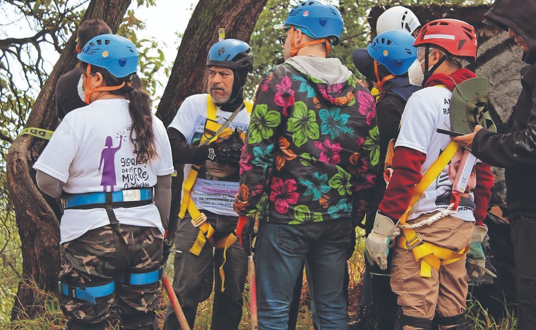 Jesús Reyes se coloca el equipo de protección para descender 120 metros del Mirador de Topilejo en su búsqueda de Jesús Armando. Foto: de Sharon Mercado. El Universal