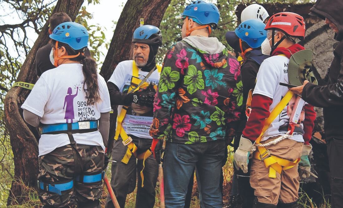 Jesús Reyes se coloca el equipo de protección para descender 120 metros del Mirador de Topilejo en su búsqueda de Jesús Armando. Foto: de Sharon Mercado. El Universal