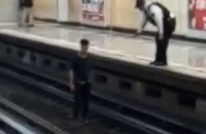 Joven, en aparente estado de intoxicación, camina por vías de Mixhuca, Línea 9 del Metro VIDEO