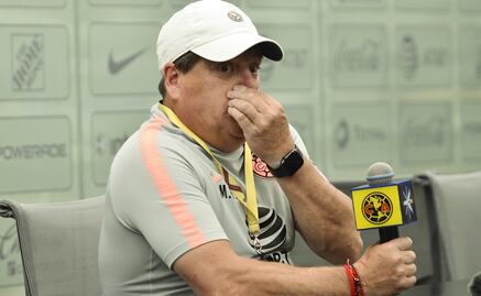 Siguen los "chistes" de Miguel Herrera con la prensa