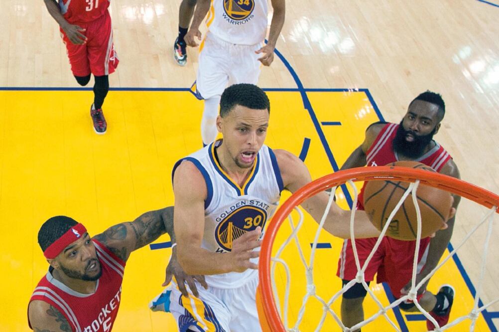 Curry sufrió la tocedura de un tobillo, aunque aportó 24 puntos. (KYLE TERADA. AP)