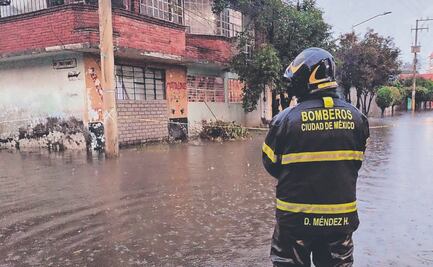Lluvias en CDMX provocan caos vial, encharcamientos y árboles caídos; Bomberos auxilian a la población
