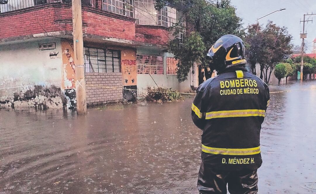 Bomberos de la CDMX antienden encharcamientos en distintos puntos de la ciudad tras lluvias de este miércoles.  Foto Especial