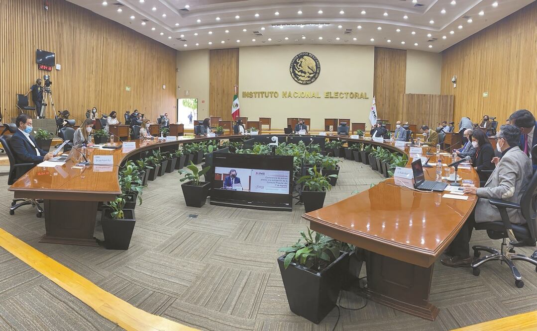 El INE ordenó a Morena no hacer uso de grupos parlamentarios del Congreso, poderes legislativos y medios para difundir el ejercicio del domingo. Foto: BERENICE FREGOSO. EL UNIVERSAL