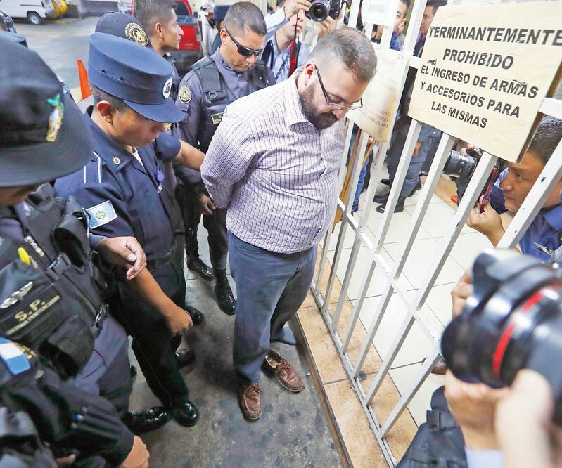 Los antecedentes de priistas ligados con el crimen y actos de corrupción no permite que el PRI tenga liderazgos con capital político, dicen expertos. ARCHIVO EL UNIVERSAL