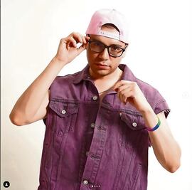 Raymix pide regular corridos tumbados en espacios públicos