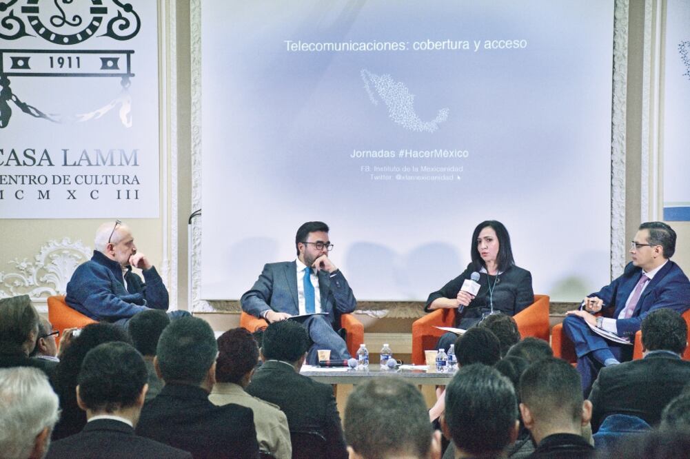 Gabriel Contreras, comisionado presidente del IFT (centro), dijo en un foro de telecomunicaciones que se defenderá la tarifa de interconexión en tribunales. (ALONSO ROMERO. EL UNIVERSAL)