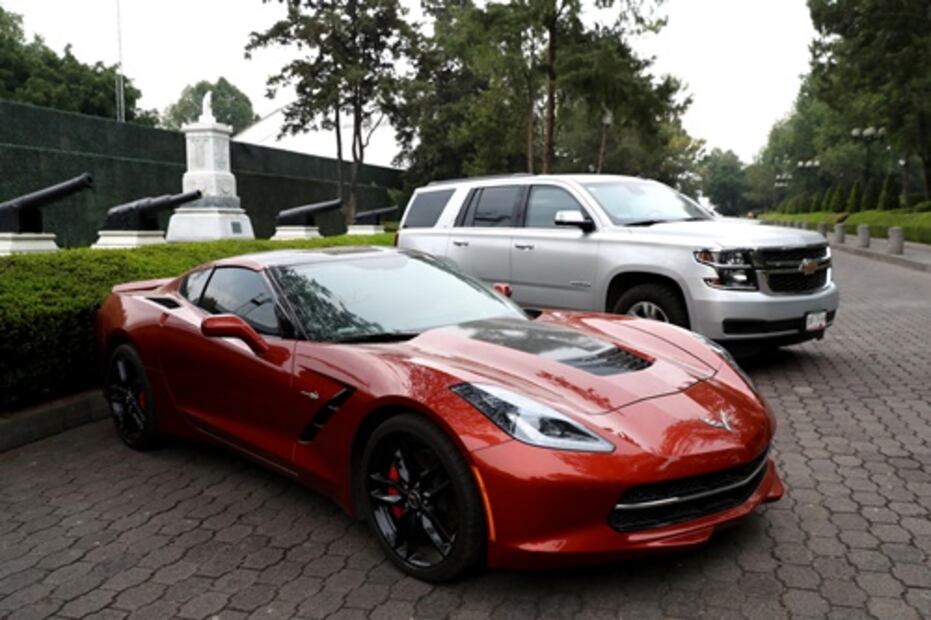 Llegan a Los Pinos autos de súper lujo a subasta: un Lamborghini, un Corvette...
